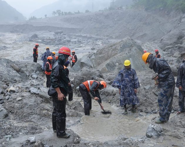 त्रिशूली–३ ‘ए’ सुरुङको माथिल्लो भागसम्म पुग्यो उद्धार टोली, अक्सिजन पम्प गरिँदै