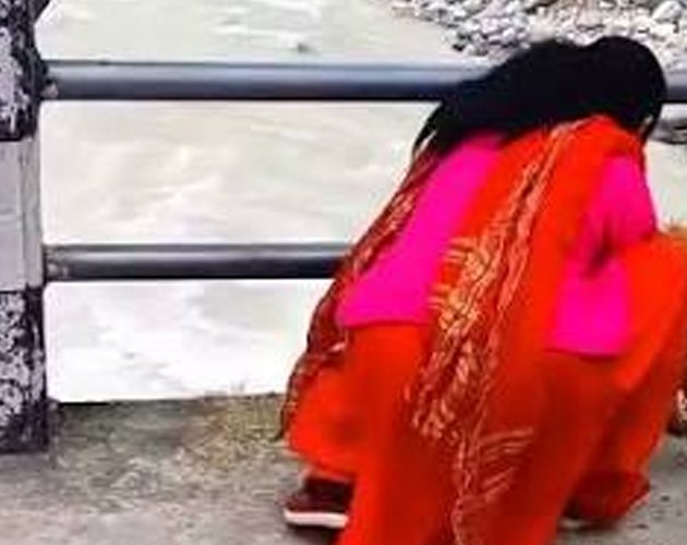जिउँदै कुकुरलाई सेती नदीमा फाल्ने महिला पक्राउ