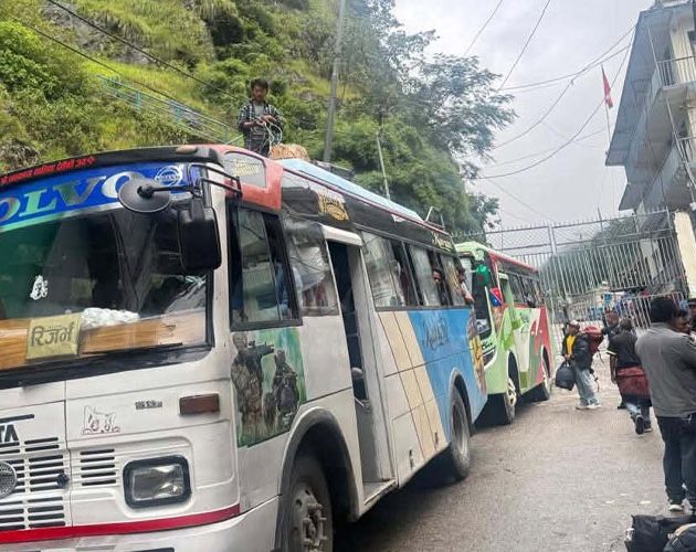 विनाशकारी बाढीका कारण चीनतर्फ फसेका ११४ जना नेपाली तातोपानी नाका हुँदै नेपाल आइपुगे