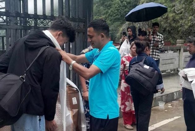 रसुवा बाढीपछि चीनमा फसेका थप १५५ नेपाली तातोपानी नाका हुँदै स्वदेश फर्किए