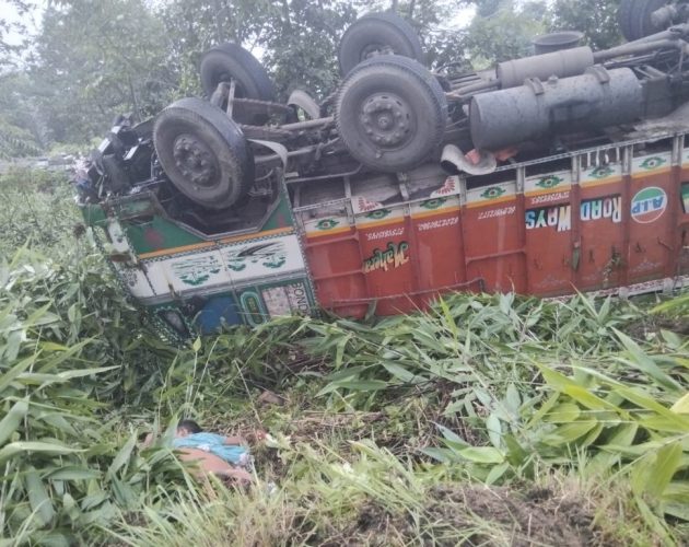झापाबाट इलामतर्फ जाँदै गरेको बेली ब्रिजको सामान बोकेको ट्रक दुर्घटना, एक जनाको मृत्यु