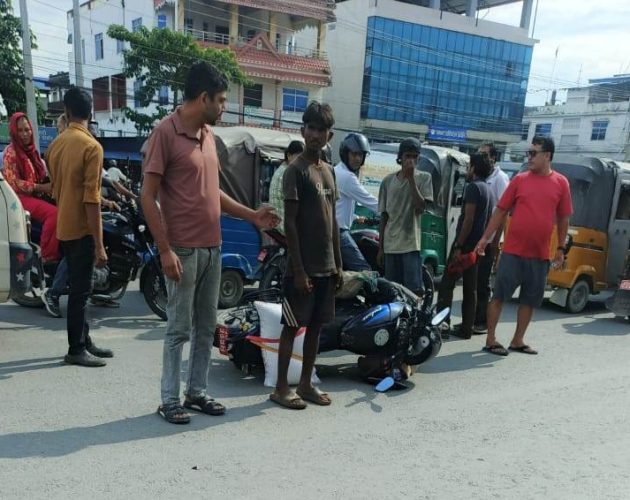 बिर्तामोडमा बस ओभरटेक गर्दा तीनवटा सवारी साधन आपसमा ठोक्किएर दुर्घटना हुँदा मोटरसाइकल चालकको मृत्यु