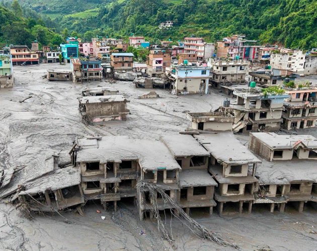 भोटेकोशी बाढीमा बेपत्ताको खोजी गर्न टिमुरेदेखि त्रिवेणीसम्म प्रहरीको ‘स्वीप अपरेसन’