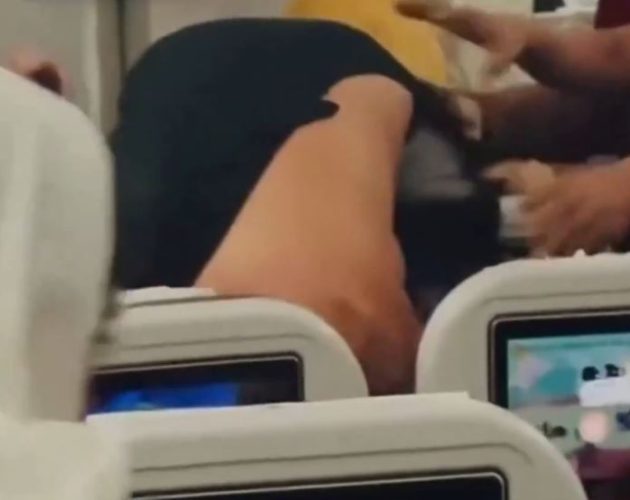 लन्डनबाट बंगलादेश उडेको बंगलादेश एयरलाइन्सको विमानभित्र दुई यात्रुबीच मुक्का हानाहान