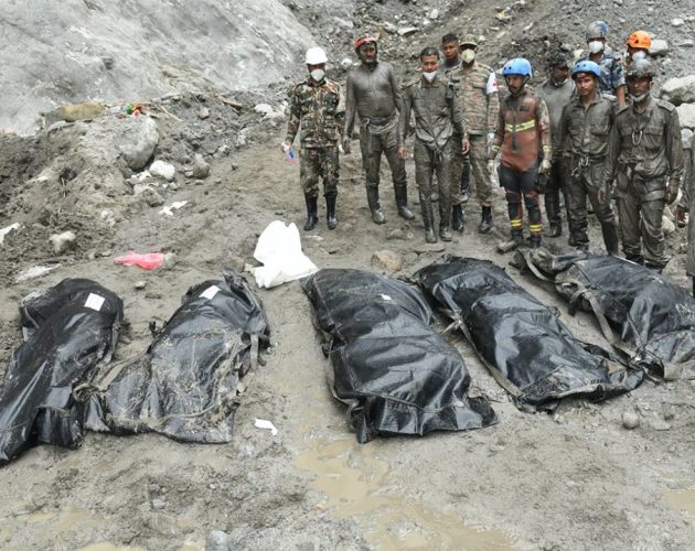 चिलिमे जलविद्युत् केन्द्रमा फसेका पाँच कर्मचारीको शव परिवारलाई हस्तान्तरण