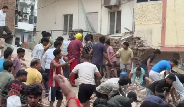 दिल्लीमा चारतले भवन भत्किँदा ६० जना विद्यार्थी भग्नावशेषमा फसेको आशङ्का