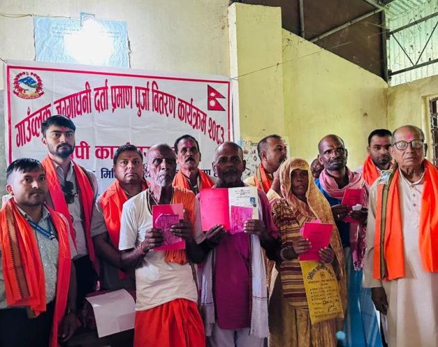 धनुषाका ३८८ परिवारले पाए ९ वर्षपछि लालपुर्जा