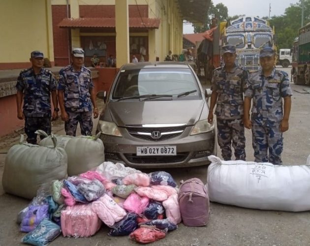 झापाको मेचीनगरमा भन्सार छलीका लत्ताकपडासहित भारतीय कार पक्राउ