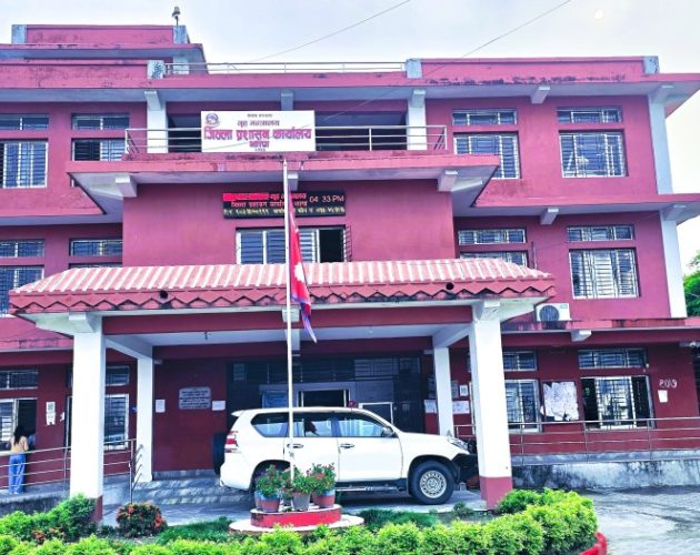 म्याद गुज्रिएका र बजारभन्दा दोब्बर बढी मूल्यमा सामान बिक्री गर्ने झापाका दुई व्यवसायीमाथि कार्वाही