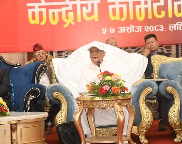 ओलीले एमाले बैठकमा ल्याए कुनै हालतमा पार्टीको नेतृत्व नछोड्ने आसयसहितको राजनीतिक प्रतिवेदन