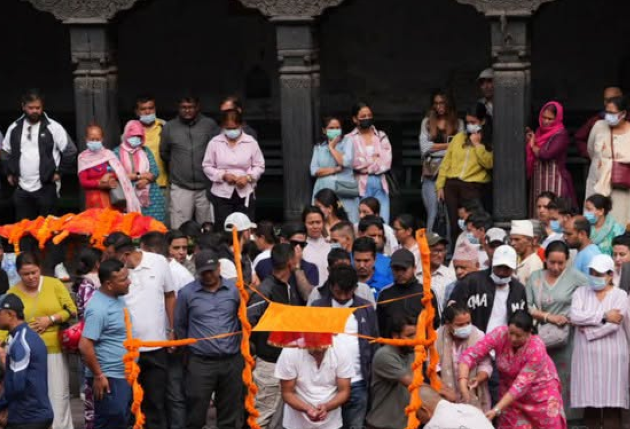 रसुवा बाढीमा बेपत्ता आफन्तको कुशको शव बनाएर अन्त्येष्टि