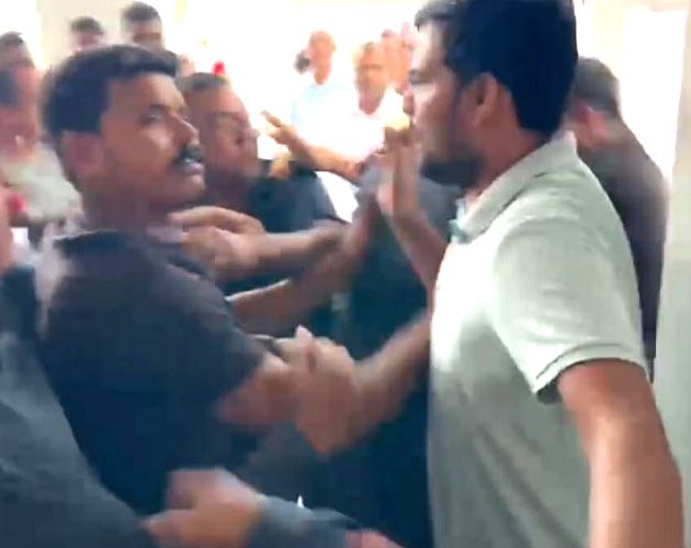 विराटनगरमा नेपाली कांग्रेसको वडा अधिवेशनका क्रममा दुई पक्षबीच कुटाकुट