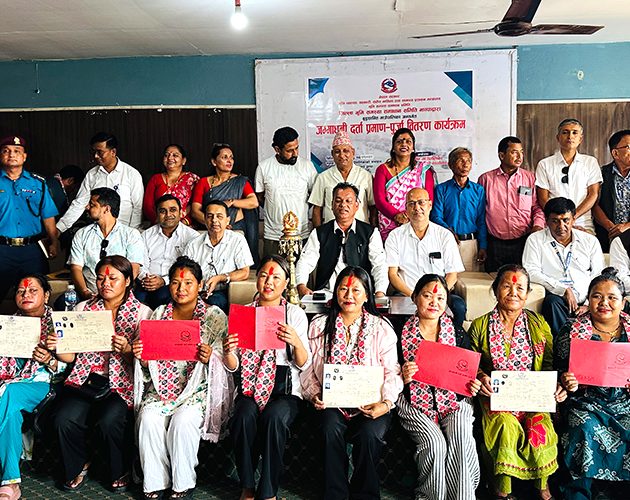 झापाका २६ अव्यवस्थित परिवारले पाए जग्गाधनी पुर्जा