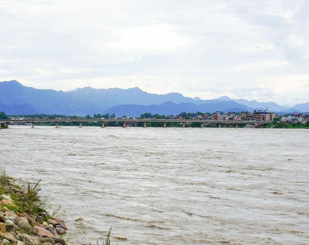 नारायणी नदीमा बाढी खतराको नजिक, तटीय क्षेत्रका बासिन्दा सुरक्षित स्थानमा सारिँदै