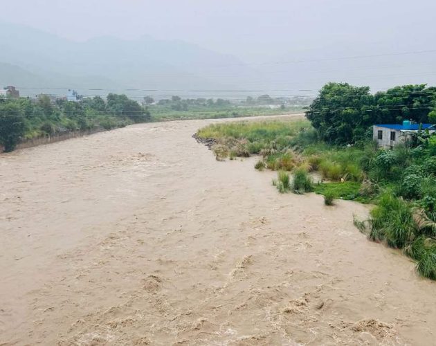 तिनाउ नदीमा बाढी, १५ जनाको परिवारलाई सुरक्षित स्थानमा सारियो