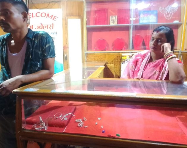 झापा बजारको ज्वेलर्सबाट करिब ५ केजी चाँदीका गरगहना चोरी