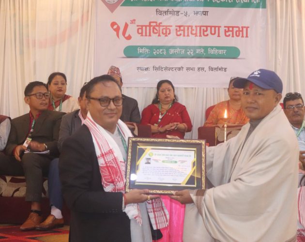 उत्कृष्ट पत्रकारका रुपमा प्रतिदिन दैनिकका सम्पादक इन्द्रसिंह राजवंशी सम्मानित